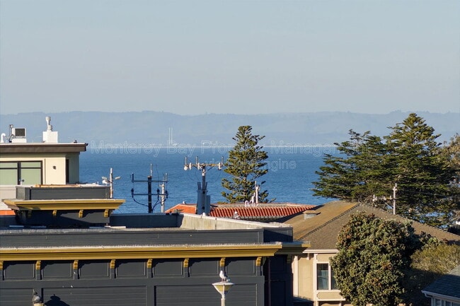 Building Photo - 525 Laurel Ave