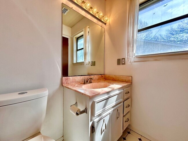 Building Photo - Warm & Inviting 3 Bed, 2 Bath Home with 2-Car Garage & Fireplace