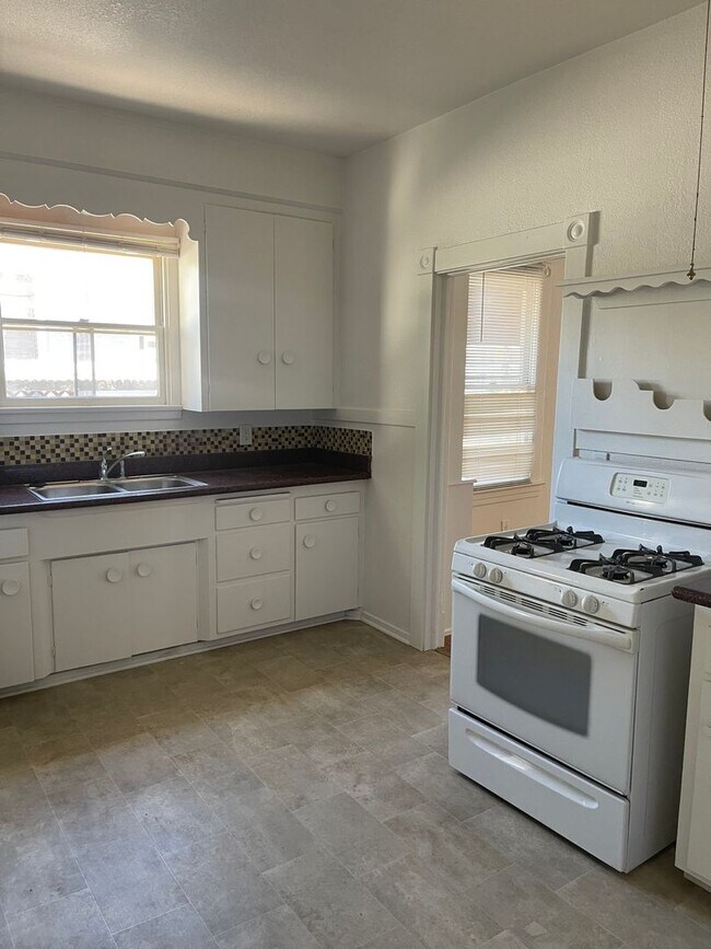 Building Photo - One bedroom apartment in downtown Riverside!