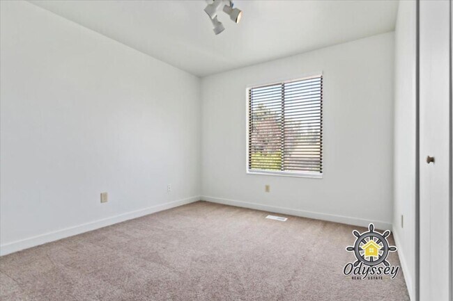 Building Photo - 2066 E 10095 S