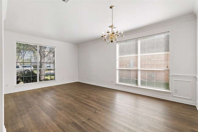 Building Photo - 3326 Lakeway Ln