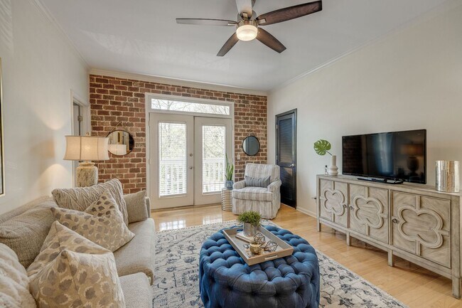 Building Photo - FULLY FURNISHED 2 BED 2 BATH TOWNHOME IN GREENHILLS $2500 PER MONTH.