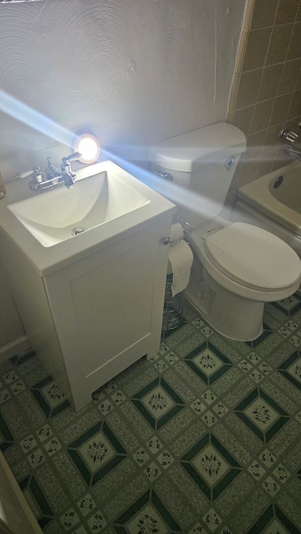 Building Photo - Two Bed One Bath Home with Shed and large backyard and large Driveway.