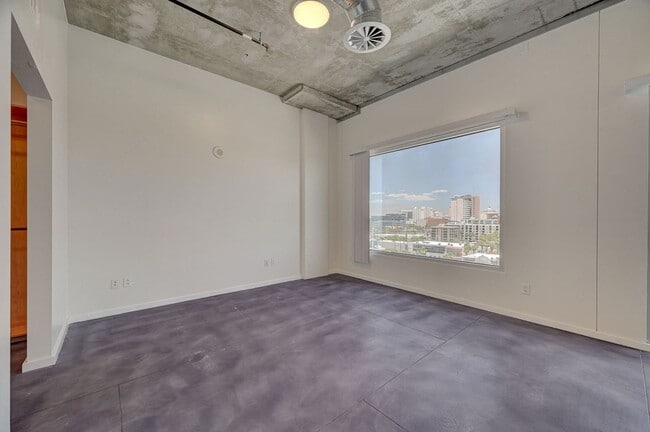 Building Photo - Modern Loft with City View