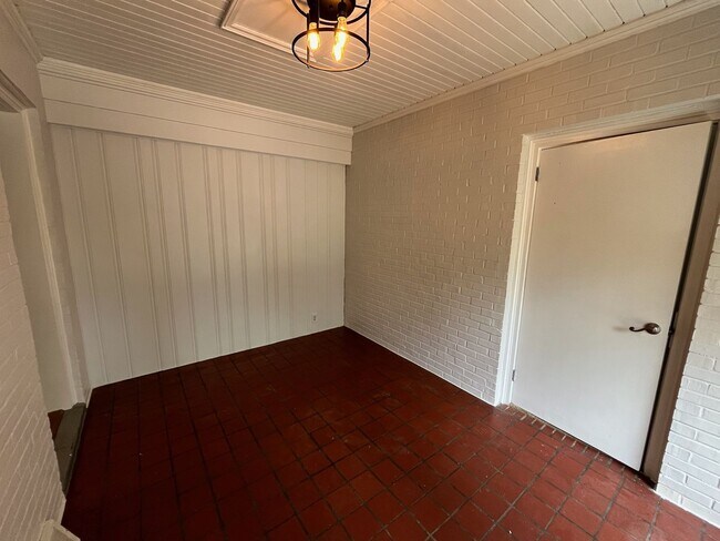 Building Photo - Beautiful 4 Bedroom with 4 Baths
