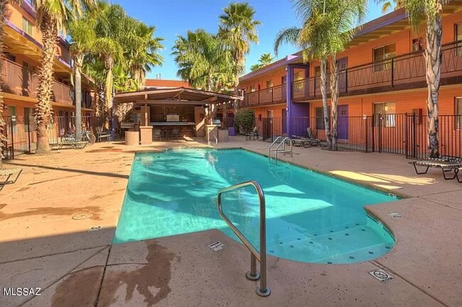 Building Photo - MINUTES FROM U of A - Partially Furnish Condo - 10th Street Condominiums