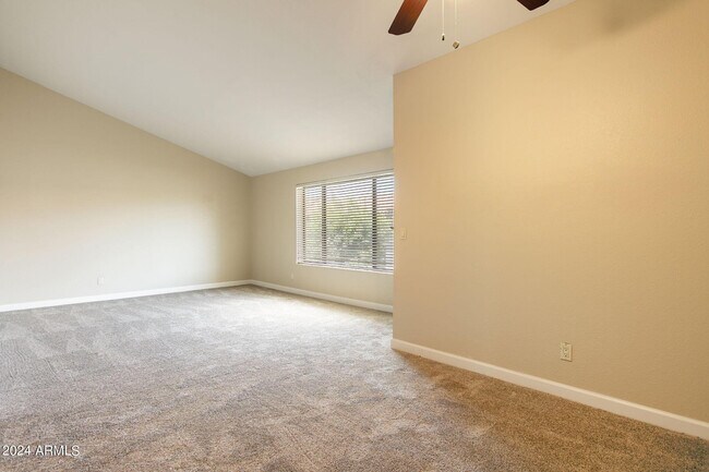 Building Photo - 1402 E Guadalupe Rd