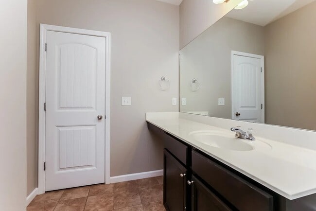 Building Photo - 4331 Silver Oaks Dr