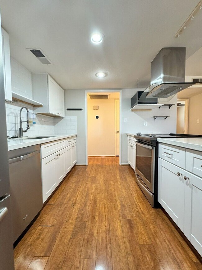 Building Photo - REMODELED 4 BEDROOM HOME WITH HUGE YARD, C...