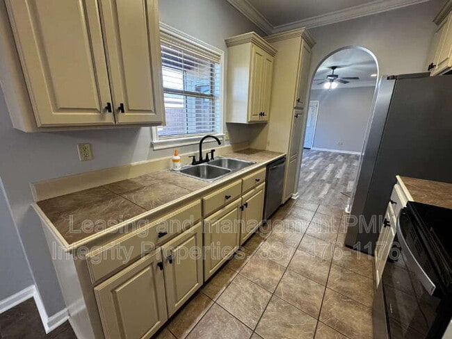 Building Photo - 201 Pavilion St