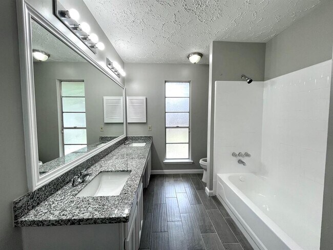 Building Photo - 10310 Oak Acres Dr