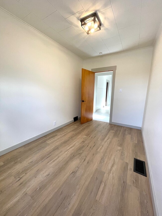 Building Photo - 512 Single Family Home