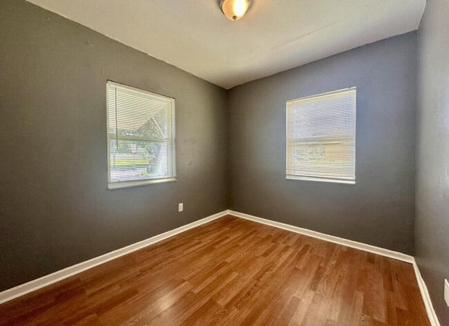 Building Photo - 24 SW 10th Ave