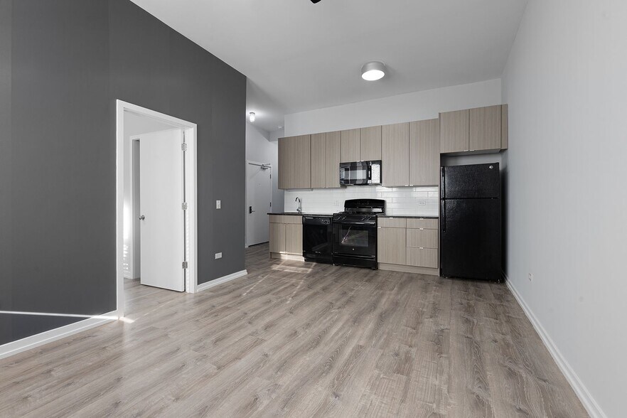 Building Photo - 4871 N Magnolia Ave