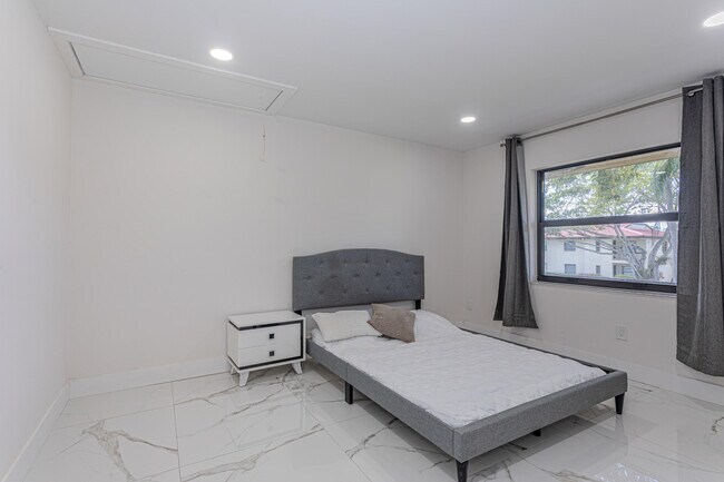 Building Photo - 8545 Casa Del Lago