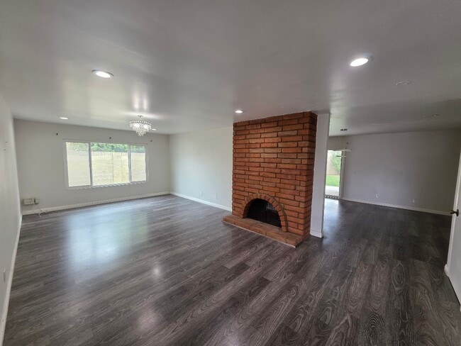 Building Photo - SPACIOUS 4BD/2BA WITH GARAGE, LAUNDRY AND ...