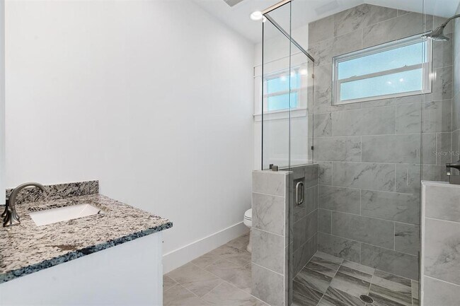 Building Photo - 667 SW Cleveland Ave