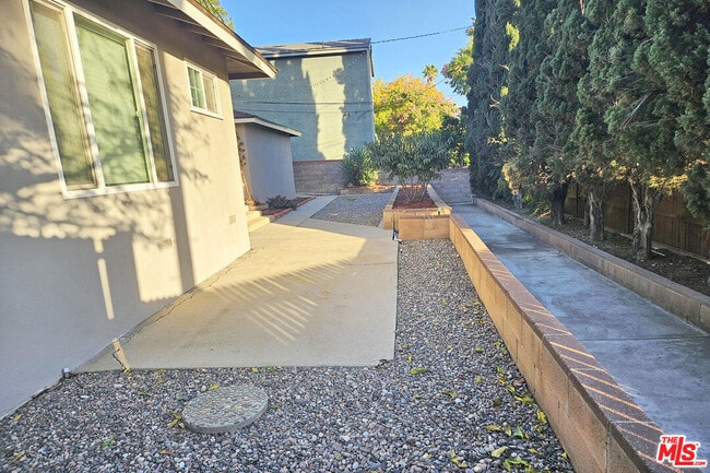 Building Photo - 9966 Glencrest Cir