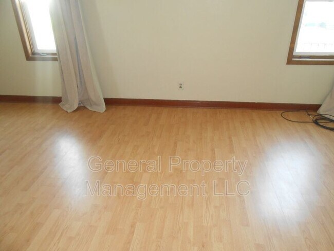 Building Photo - One Bedroom One Bath Unit in Triplex near Downtown and UWEC!
