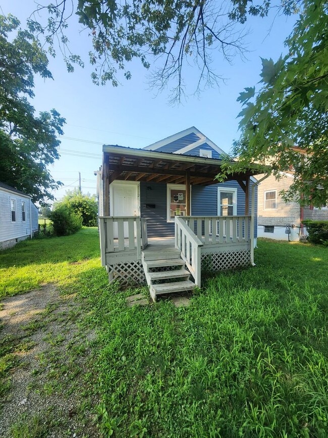 Building Photo - Bright adorable home with lots of updates ...