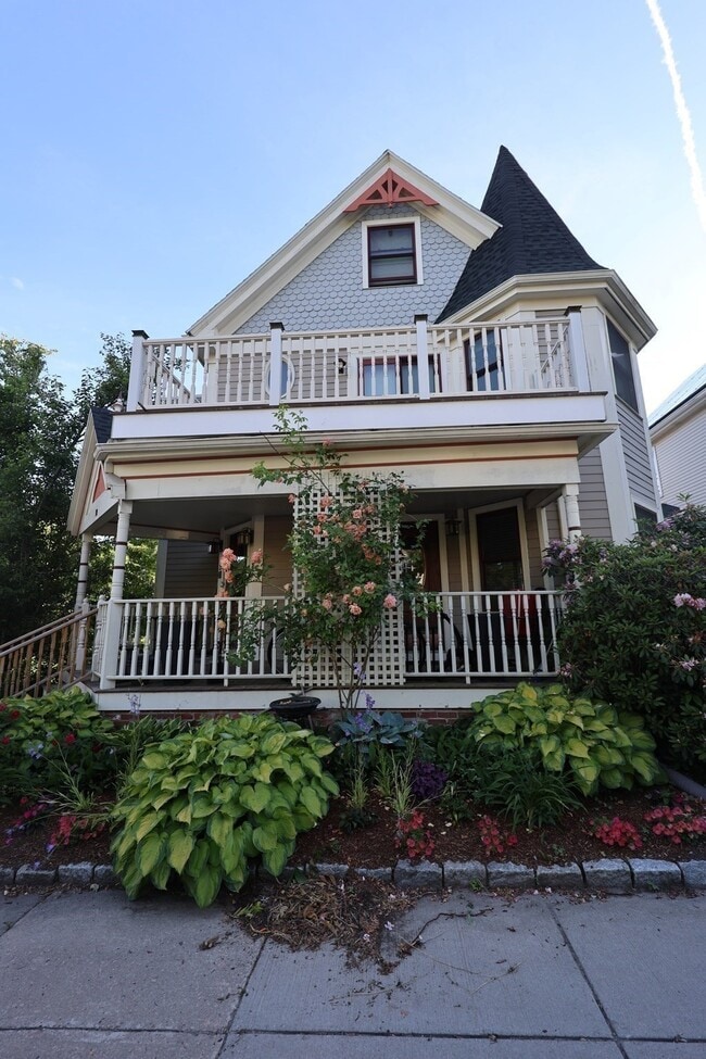 Building Photo - 10 Symmes St