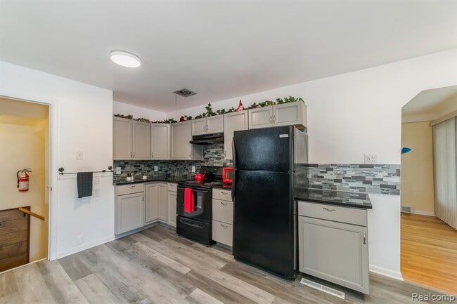 Building Photo - 305 E Granet Ave