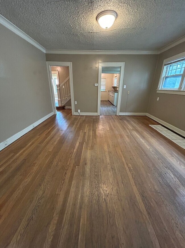 Building Photo - 3 BED 1.5 BATH HOME near UMKC! $1700.00!!!