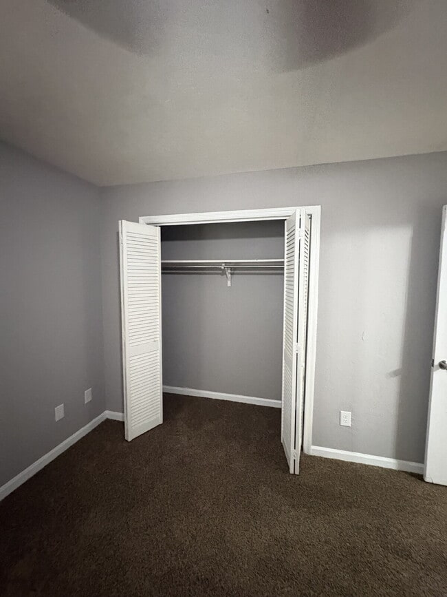 Building Photo - Recently Remodeled 2 Bedroom 1 Bathroom Duplex! BRAND NEW APPLIANCES! FRESH PAINT!