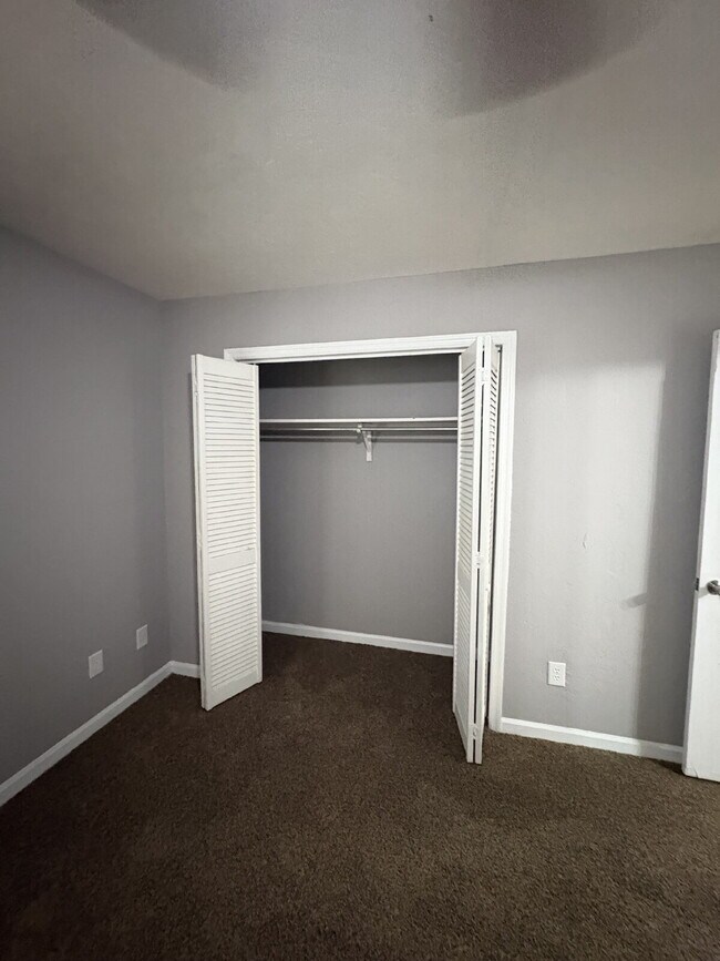 Building Photo - Recently Remodeled 2 Bedroom 1 Bathroom Duplex!