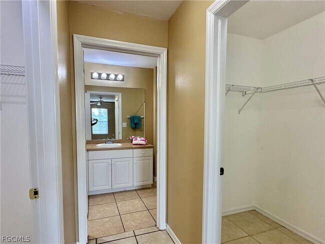 Building Photo - 2015 Xelda Ave N