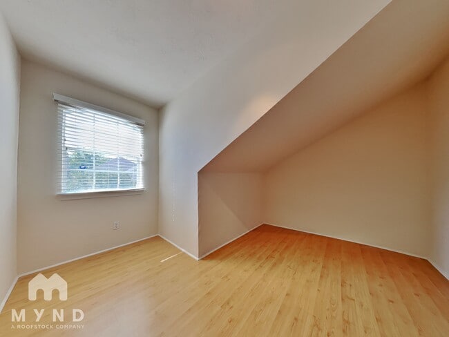 Building Photo - 1127 Enclave Square E