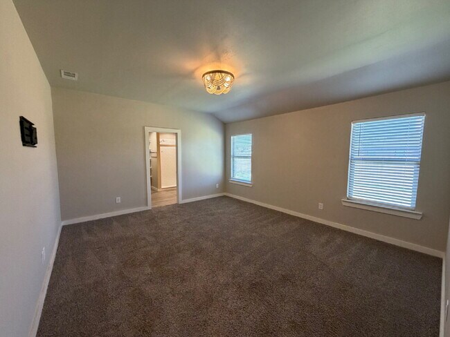 Building Photo - Beautiful 4 Bedroom 2 Bath Home in Wollforth!