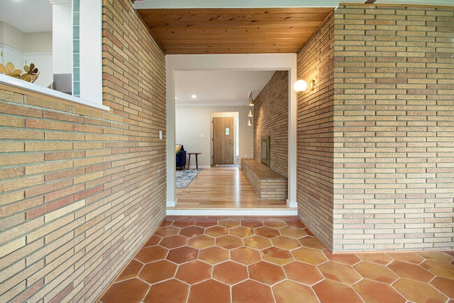 Building Photo - 1525 Arborview Blvd