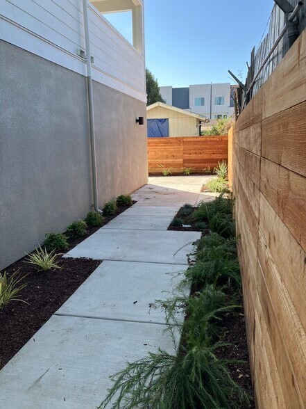 Shared Back Yard - 919 39th Ave