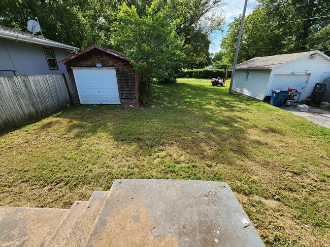 Building Photo - Spacious 2-Bedroom, 1-Bathroom Home AVAILABLE NOW!!