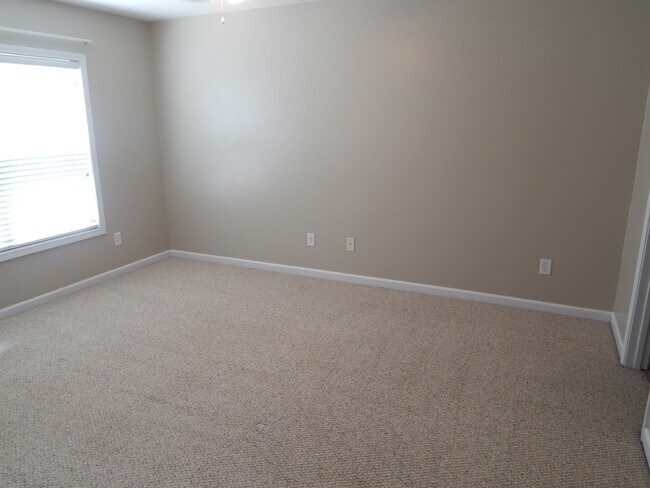 Building Photo - End Unit 3 Bedroom/3 Bath in Saylor's Watch. Trash included!