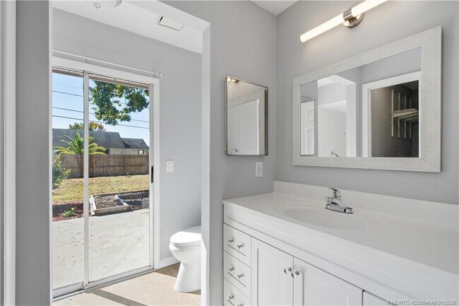 Building Photo - 1074 SW Jennifer Terrace