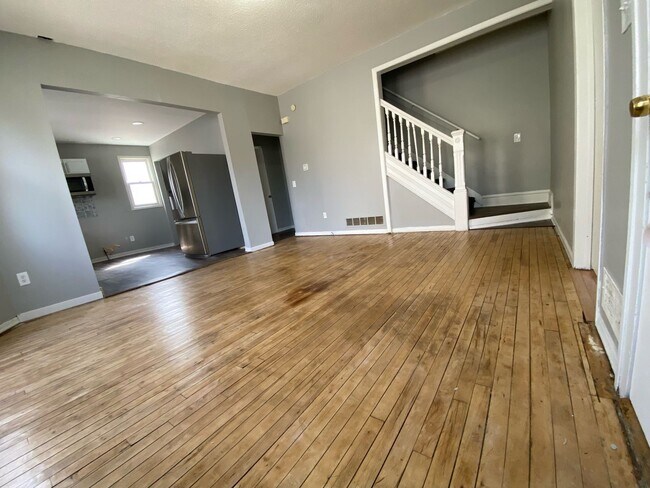 Building Photo - Amazing 4 Bedroom 1 Bathroom Townhome in M...