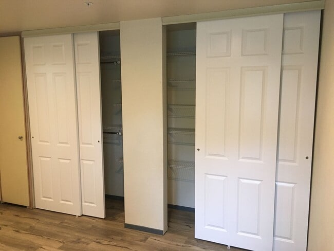 Building Photo - 3 bedroom 2 bath Windsong Condo ~ Includes...