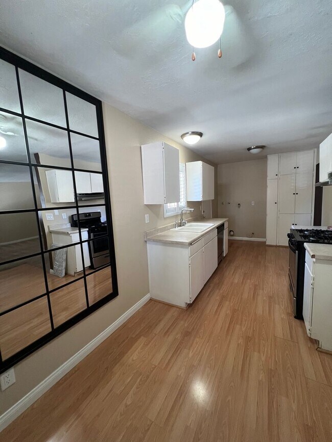 Building Photo - 2 Bed, 1 Bath single story duplex