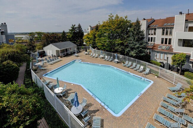Building Photo - 816 Topsail Ln