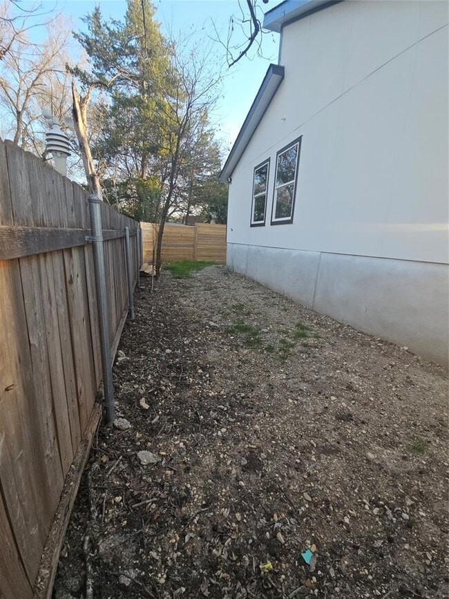 Building Photo - 810 Mora St