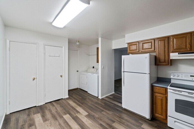 Building Photo - 833 Ponderosa Dr