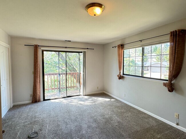 Building Photo - 3 Bedroom 2 Bath Home with Bonus Room larg...