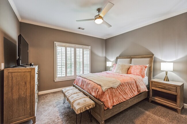 Bedroom 2 - Queen size bed - 510 Newburgh Way