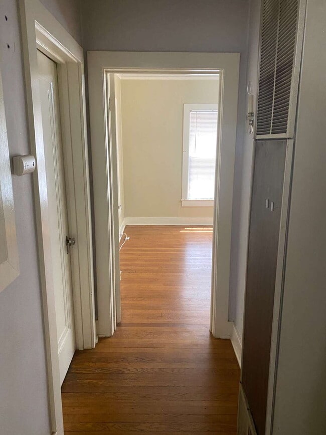 Building Photo - 247 E Lullwood Ave