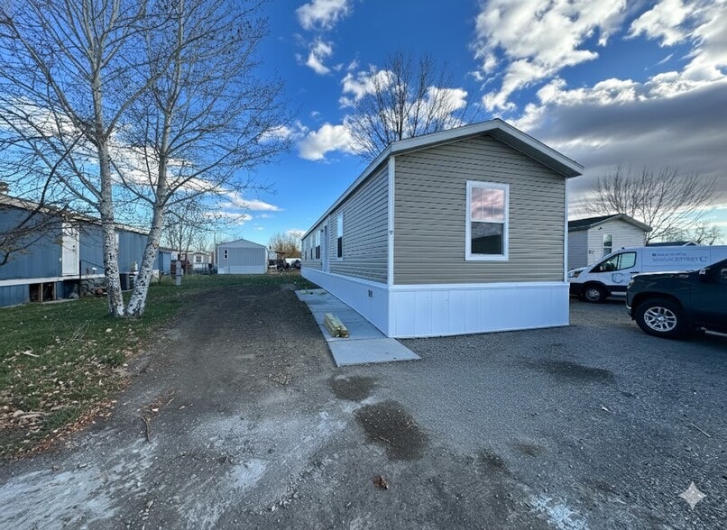 Primary Photo - 19 Cavalier St N