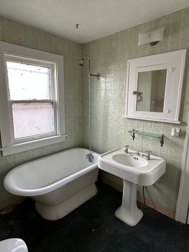 Building Photo - 3bd Single Collinwood Cash Pay