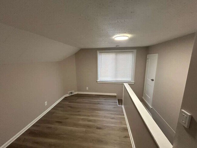 Building Photo - Charming 3 Bedroom Bungalow