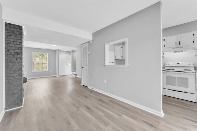 Building Photo - *NEWLY RENOVATED* 2 Bedroom Townhouse in D...